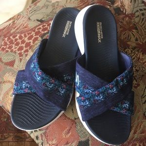 Sketchers like you’re walking on a cloud!